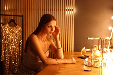 Güzel bir kadın tuvalet masasında hazırlanıyor.