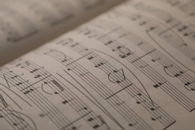 Arkaplan olarak notaları olan sayfaları kapat