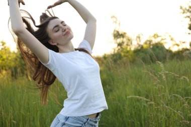 Özgürlüğü hissetmek. Güzel genç bir kadın doğada vakit geçiriyor, yazı için yer var.