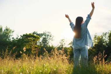 Özgürlüğü hissetmek. Doğanın tadını çıkaran kadın, düşük açılı bakış açısı. Metin için boşluk