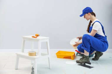 Farklı ekipmanlara sahip işçiler odayı yeniliyorlar.