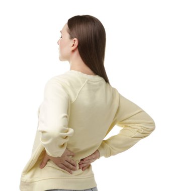 Beyaz arka plan üzerinde sırt ağrısı muzdarip kadın