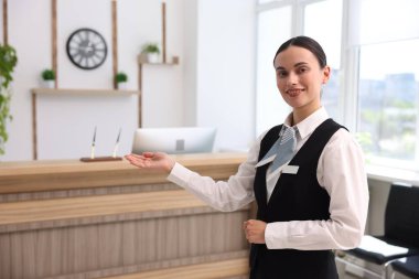 Otele gelen gülümseyen resepsiyonist portresi.