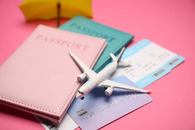 Uçak modeli, pasaportlar, uçuş biletleri ve kredi kartı, yakın plan.