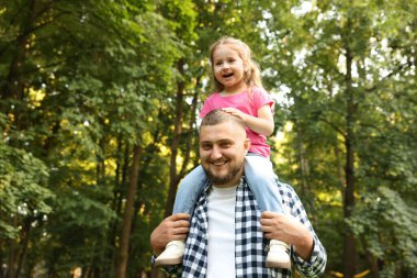 Babalar Günün kutlu olsun. Babası ve küçük kızı birlikte parkta vakit geçiriyorlar. Metin için boşluk