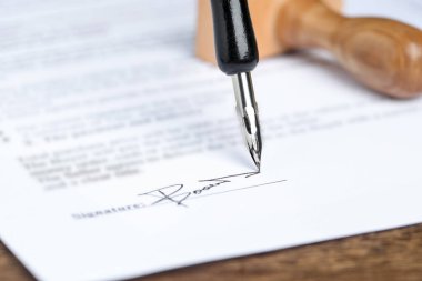 Masada dolma kalemle noter belgesi imzalanırken, kapat