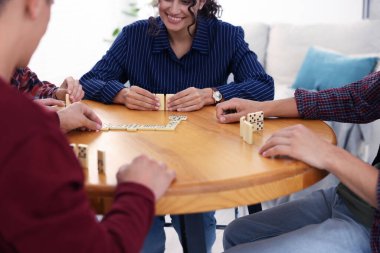 Ahşap masada domino oynayan arkadaşlar, yakın plan.