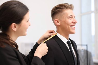 Atölyedeki adama terzi ceketi.