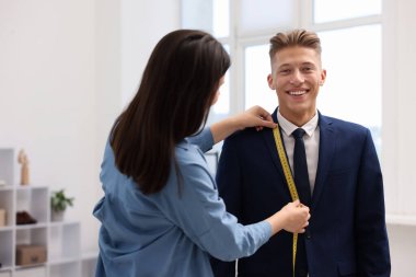 Atölyedeki adama terzi ceketi.