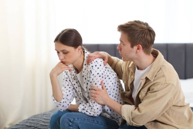 Adam evde yatağında gücenmiş sevgilisinden özür diliyor.