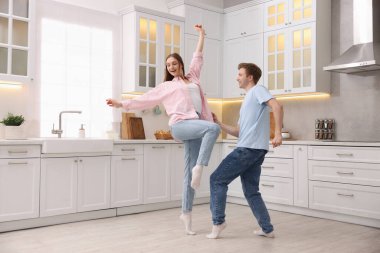 Mutfakta dans eden mutlu genç çift.