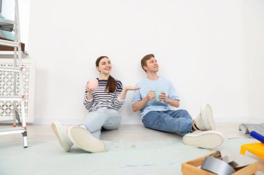 Evde tadilat sırasında kahve içen çift.