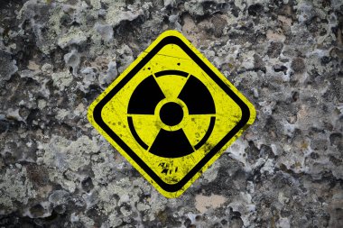 Arka planda sarı radyoaktif işaret var. Radyolojik kirlilik
