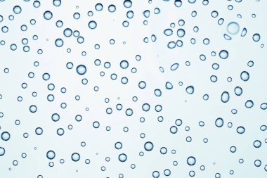 Bardakta gaz kabarcıkları olan soda, yakın çekim.