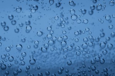 Bardakta gaz kabarcıkları olan soda, yakın çekim.