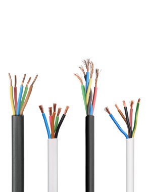 Beyaz üzerine izole edilmiş bakır telli kablolar.