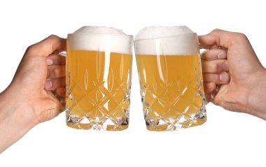 Erkekler beyaz arka planda bira bardaklarını tokuşturuyorlar.