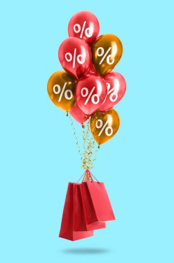 Acil satış, özel teklif. Açık mavi arka planda, alışveriş poşetlerine bağlı yüzde işaretli balonlar