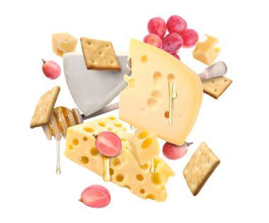 Peynir ürünleri beyaz arka planda havada. Farklı peynir, üzüm, kraker ve bal çeşitleri.