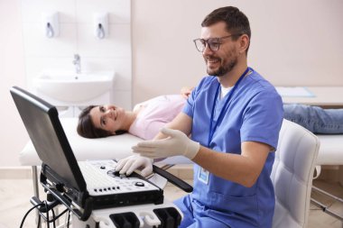 Sonograf, klinikte ultrason görüntülerini gösteriyor.