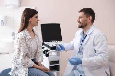 Klinikteki ultrason muayenesinden önce kadın sonograf danışmanı.