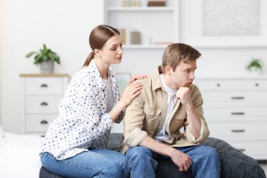 Genç bir kadın evde, erkek arkadaşından özür diliyor.