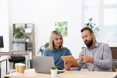 Ofiste tabletle çalışan iş ortakları