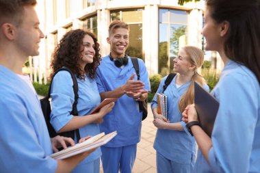 Dışarıya yakın bir yerde üniformalı bir grup tıp öğrencisi.