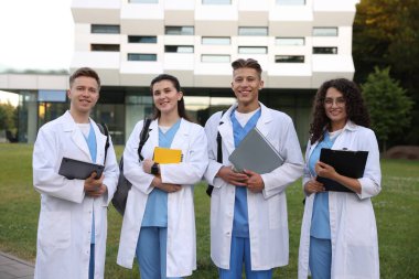 Dışarıya yakın bir yerde üniformalı bir grup tıp öğrencisi.
