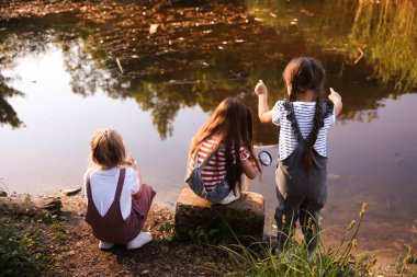 Gölün kenarında oynayan çocuklar, arka plan