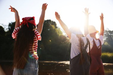 Tatlı küçük kızlar güneşli bir günde doğada vakit geçiriyorlar.
