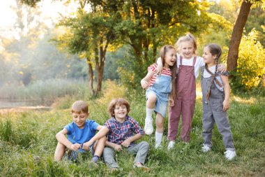Bir grup çocuk doğada vakit geçiriyor.