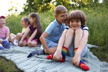 Çocuklar yaz günü doğada vakit geçirirler.