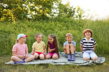 Çocuklar yaz günü doğada vakit geçirirler.