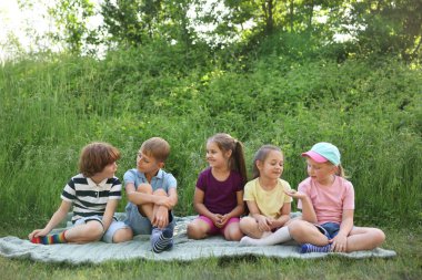 Çocuklar yaz günü doğada vakit geçirirler.