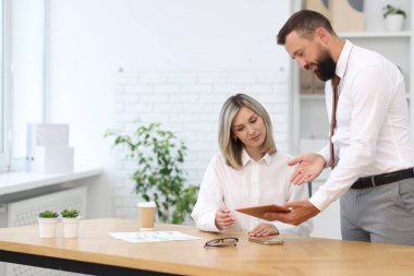 Ofiste tabletle çalışan iş ortakları