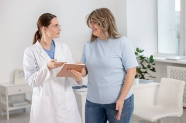 Kilo kaybı. Klinikteki aşırı kilolu kadınlara danışmanlık yapan beslenme uzmanı.