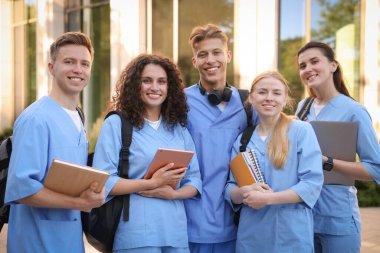 Dışarıya yakın bir yerde üniformalı bir grup tıp öğrencisi.