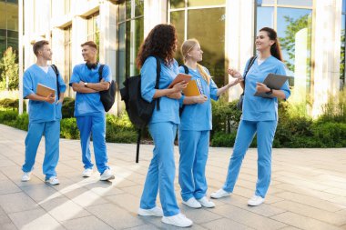 Dışarıya yakın bir yerde üniformalı bir grup tıp öğrencisi.