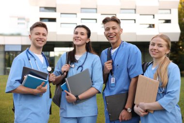 Dışarıya yakın bir yerde üniformalı bir grup tıp öğrencisi.