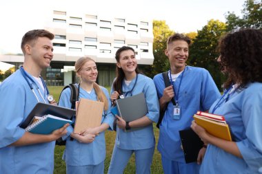 Dışarıya yakın bir yerde üniformalı bir grup tıp öğrencisi.