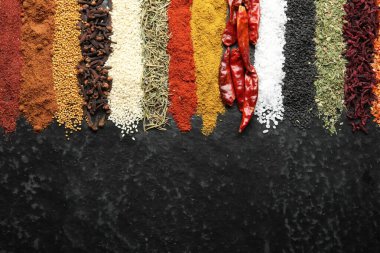 Siyah masada bir sürü farklı baharat var. Metin için boşluk