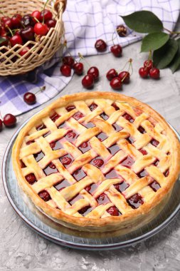 Gri desenli masada vişneli turta ve böğürtlen. Yakın plan.