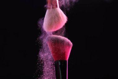 Siyah arkaplanda renk farlı makyaj fırçaları, yakın plan