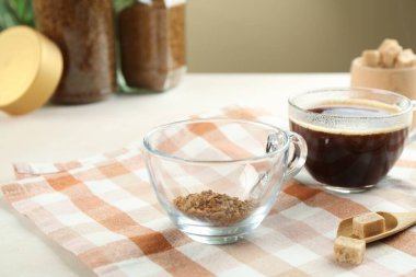 Masada şekerli hazır kahve, yakın plan.