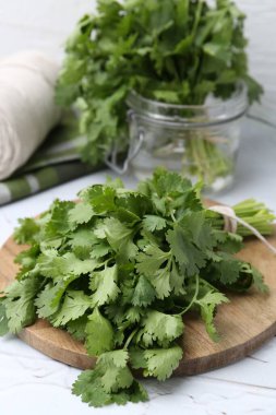 Beyaz masada taze aromatik kişniş, yakın plan.