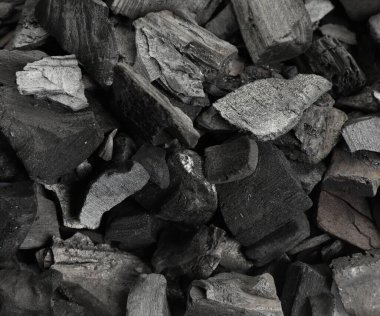 Arkaplan olarak siyah kömür parçaları, üst görünüm