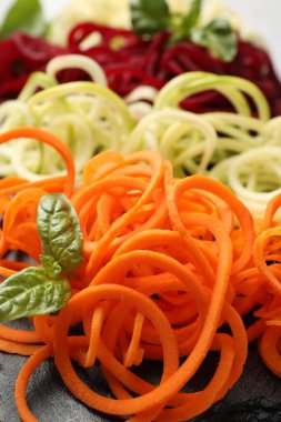 Masada fesleğenli farklı sebze erişteleri, yakın plan. Vejetaryen yemeği.