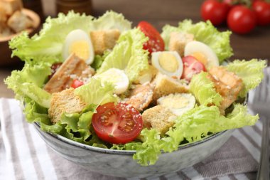 Ekmek arası, tavuk, bıldırcın yumurtası, domates ve peynirli nefis salata.