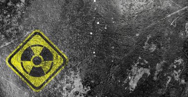 Gri desenli arka planda sarı radyoaktif tabela, pankart tasarımı. Radyolojik kirlilik